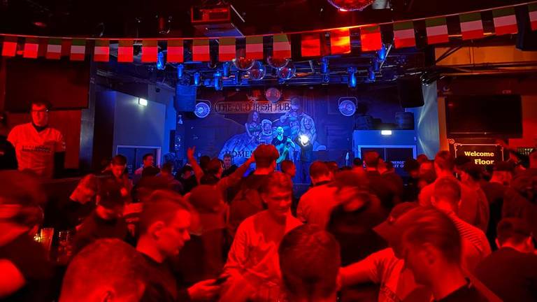 PSV-supporters in de Ierse Pub met op de achtergrond Stephan Cooper 