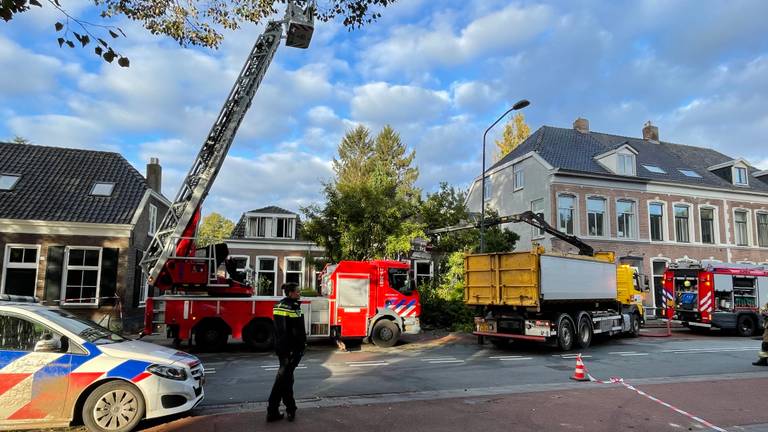 De bomen voor het uitgebrande huis aan de Taalstraat in Vught werden maandagochtend verwijderd (foto: Raymond Merkx).