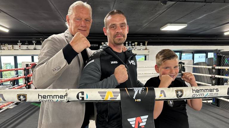 Cor, Nick en Dani Hemmers in de ring van de gym.