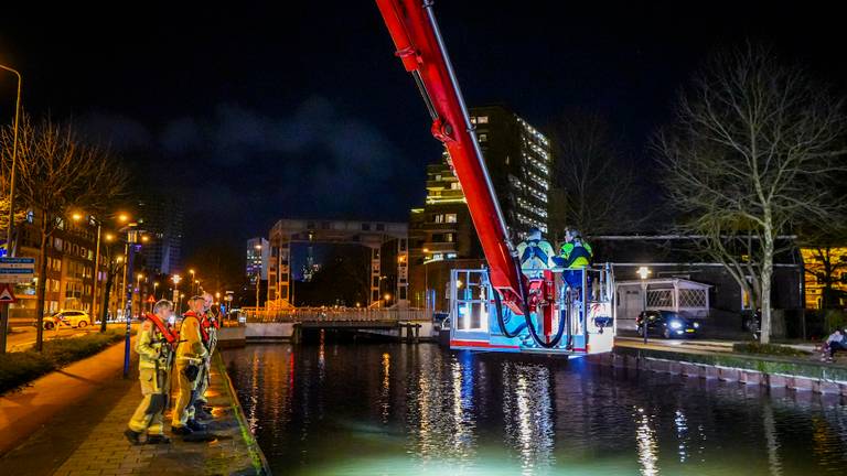 Onder meer vanuit een hoogwerker werd het Eindhovens Kanaal afgezocht (foto: SQ Vision).