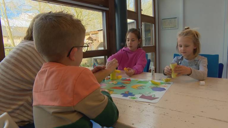 Vince (6) is samen met Saar (6) en Noek (7) druk bezig met het knutselen van een Paashaas (foto: Omroep Brabant).