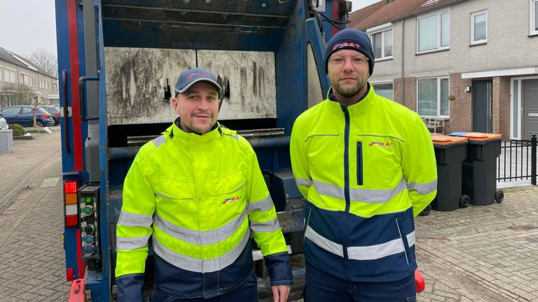 Jael en Dennis achter de vuilniswagen van het BAT (foto: Tom van den Oetelaar).