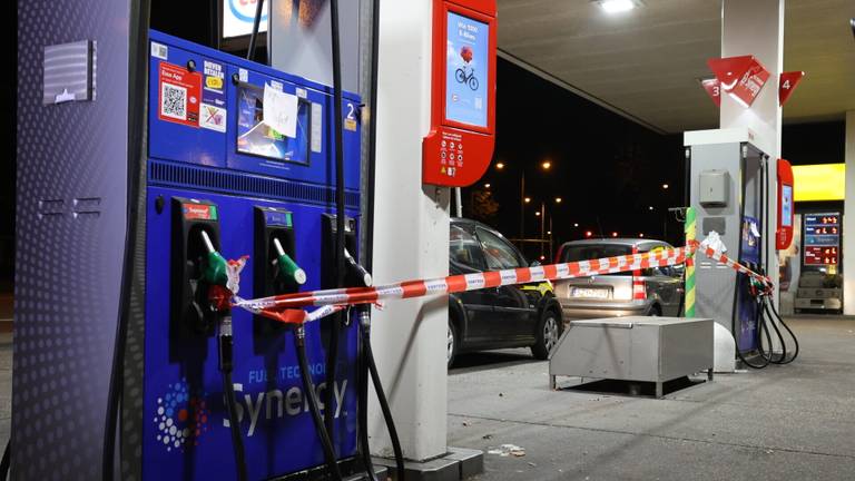 Vernielingen aangericht bij tankstation in Den Bosch (foto: Bart Meesters / SQ Vision).