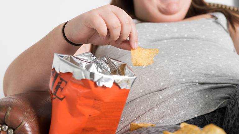 Je chips in een bakje doen, helpt volgens Aarts om bewuster te genieten (foto: ANP).