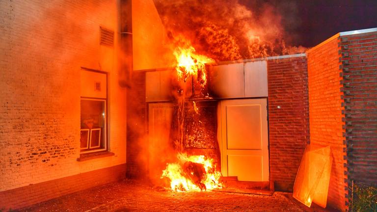 De brand bij café-zaal De Bommel in Valkenswaard werd vrijdagnacht rond halftwee ontdekt (foto: Rico Vogels/SQ Vision).