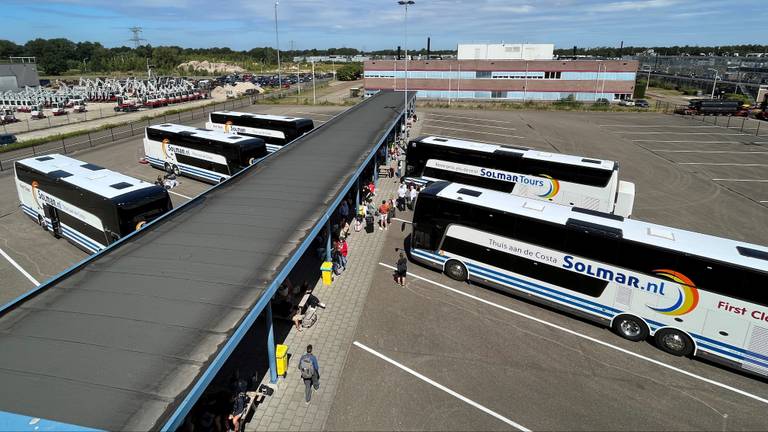 In het hoogseizoen vertrekken er vanuit Maarheeze honderd bussen per week (foto: Rogier van Son). 