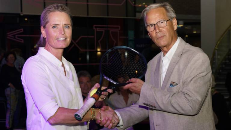 Marieke Vermaas en Ewald Sieben met het racket (foto: Frank Claessen).