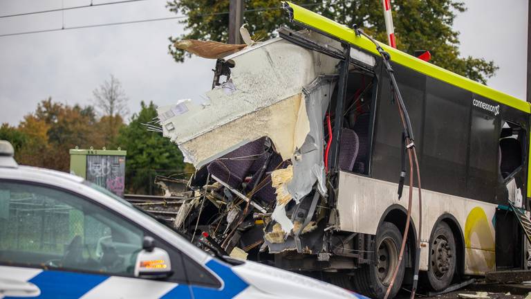 Volgens de chauffeur viel de bus stil op de spoorwegovergang (foto: Christian Traets/SQ Vision).