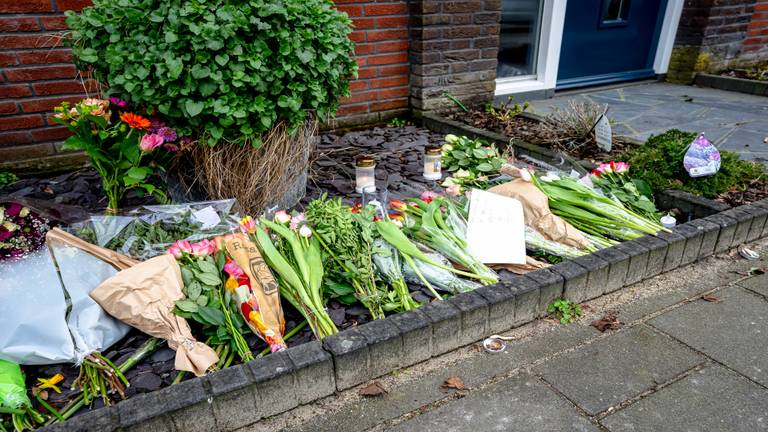 Bloemen en kaarsjes bij het huis van het verongelukte gezin (foto: Marcel van Dorst / Eye4images).