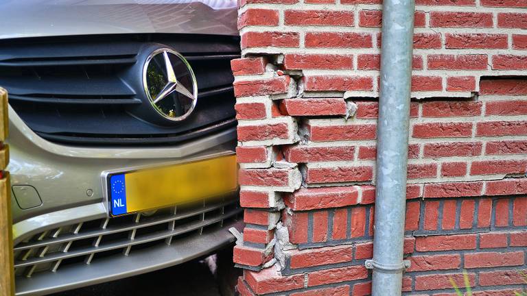 Bestuurster veroorzaakt ongeluk met rouwauto bij begraafplaats