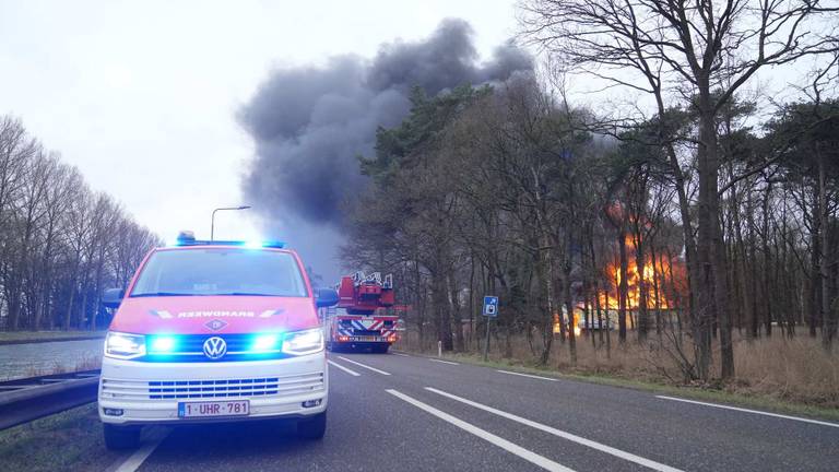 Grote brand in loods (foto: SQ Vision).