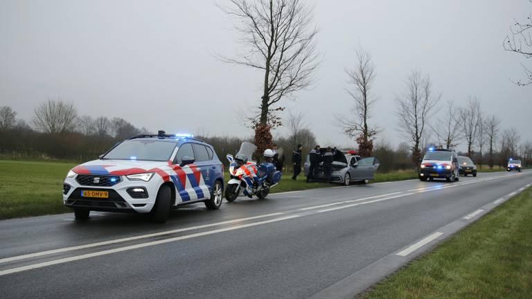 De Koninklijke Marechaussee en de politie werkten samen bij een achtervolging die in Oeffelt eindigde (foto: SK-Media/SQ Vision Mediaprodukties).