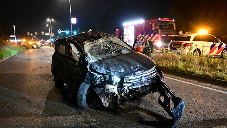 De botsing in Breda vond rond halfdrie vrijdagnacht plaats (foto: Perry Roovers/SQ Vision).