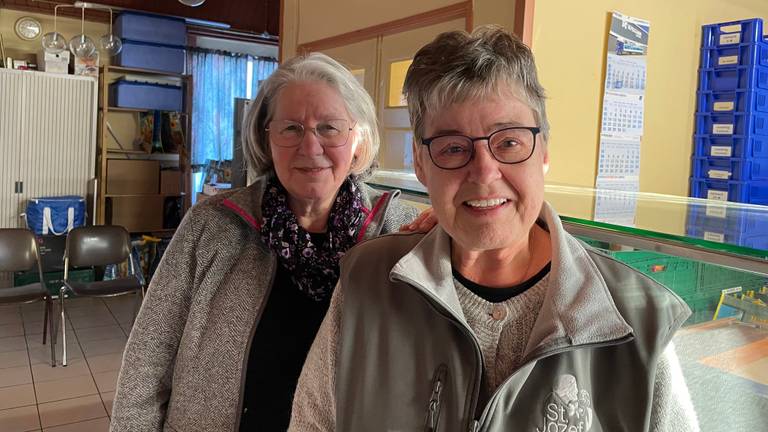 Liesbeth de Laat en Jacqueline Vis van Poels Hofje (foto: Tom van den Oetelaar).