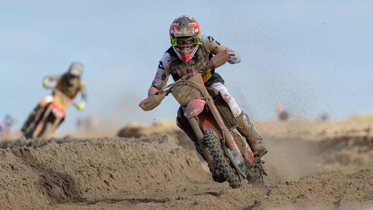 Lars van Berkel op zijn Honda tijdens een strandrace (foto: MX July).