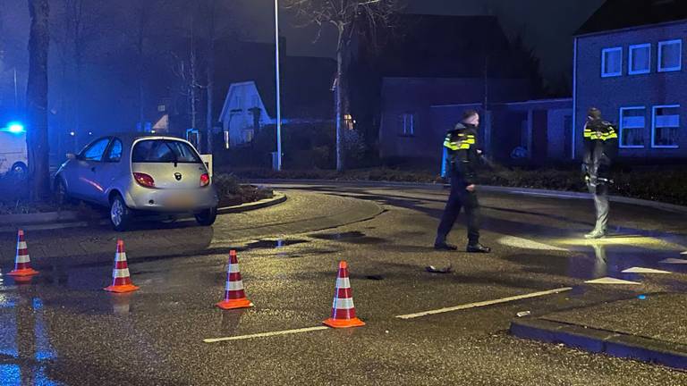 Agenten bij gecrashte auto van overvallers in Rijsbergen (Foto: Raymond Merkx).