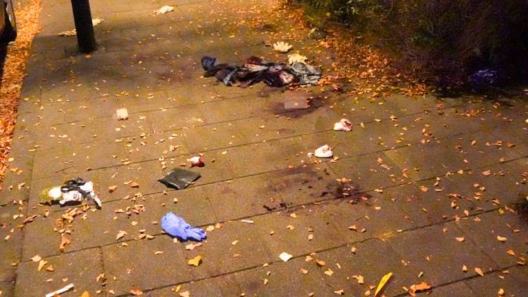 Bloedsporen na de steekpartij (foto: Harrie Grijseels/Persbureau Heitink).