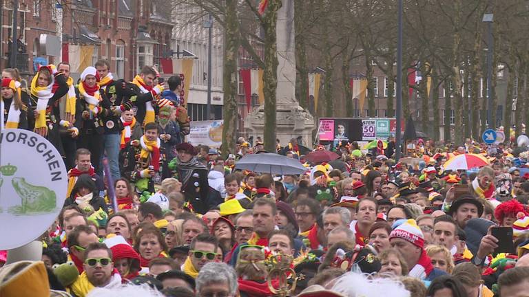 Normaal gesproken loopt Oeteldonk uit voor de aankomst van de prins (foto: archief).