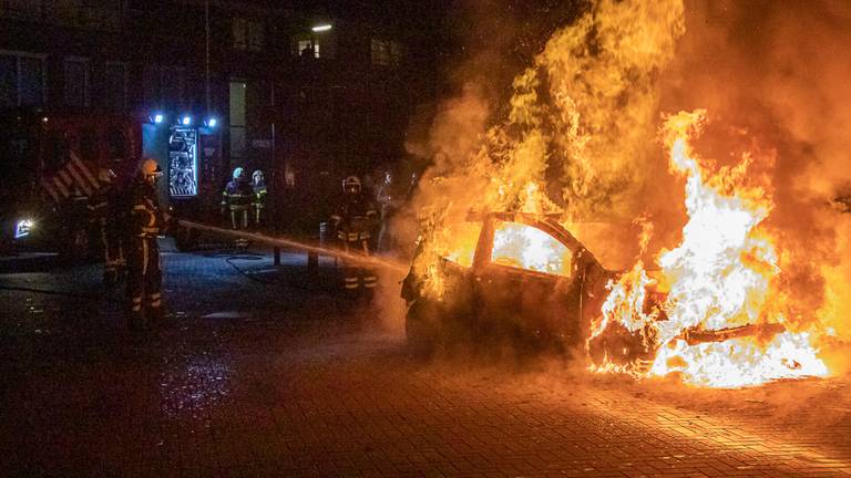 De brandweer bluste het vuur in Veen (foto: SQ Vision).