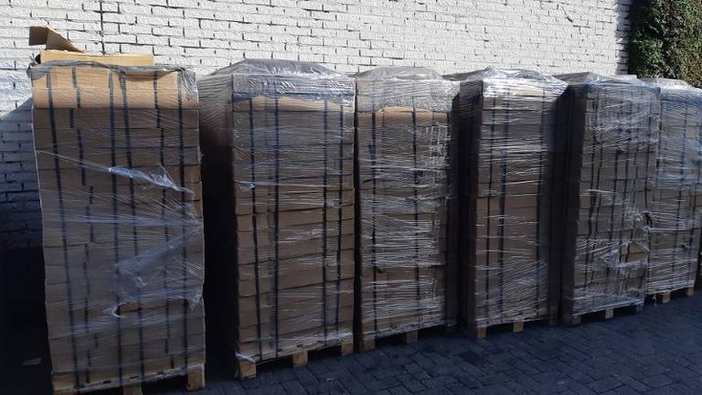 De politie vond elf palletjes met illegale sigaretten (foto: Politie).