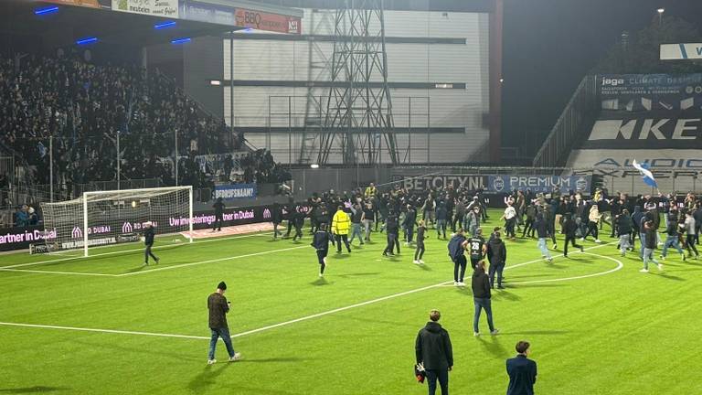 Supporters van FC Den Bosch voor het uitvak van De Graafschap.