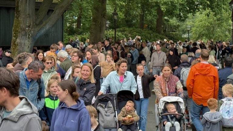 Files en wachtrijen door extreme drukte in de Efteling, park langer open