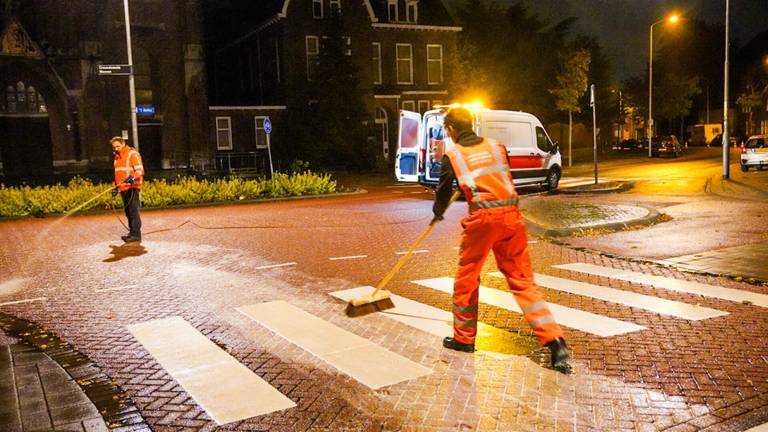 Auto's glijden van spekgladde weg in Eindhoven