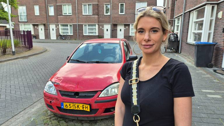 Deze vervallen auto is buurt doorn in het oog, gemeente haalt hem niet weg