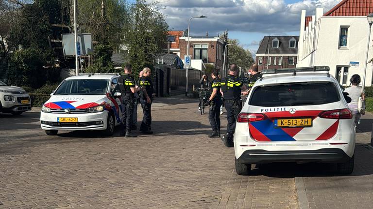 De politie was massaal aanwezig in en in de buurt van het station in Tilburg (foto: Dylan van Mourik).