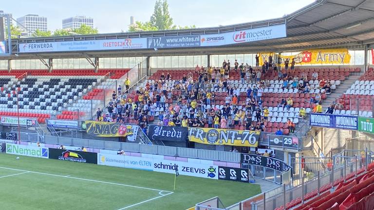 NAC-supporters in het uitvak bij Sparta.