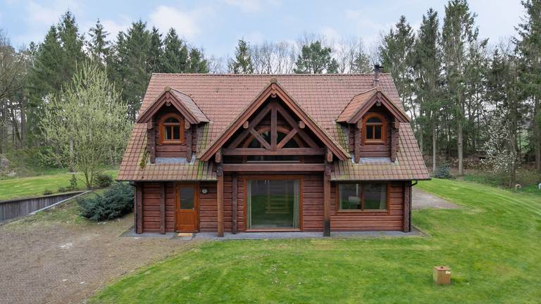 Het houten huis zelf lijkt op het eerste gezicht niet enorm groot, tot je de foto’s van het souterrain ziet (foto: Van den Berk & Kerkhof Makelaars).