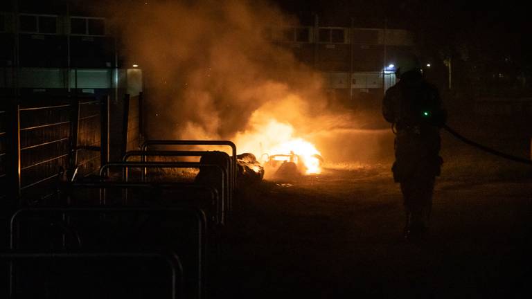 Een brandende Go-scooter aan de Elisadonk in Roosendaal (foto: Christian Traets/SQ Vision).