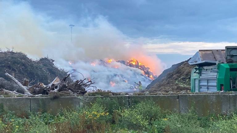Bij de brand in Moerdijk komt veel rook vrij (foto: Veiligheidsregio Midden-West-Brabant).