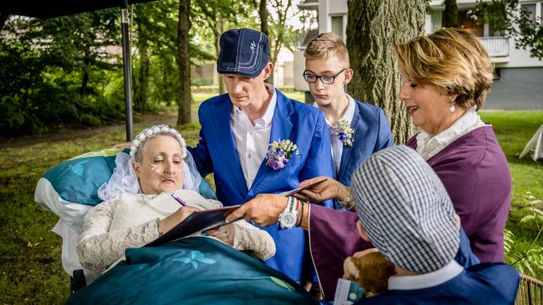 Miranda en Patrick met hun twee zoons worden getrouwd door Mariëlle (foto: Danny Fotografie).