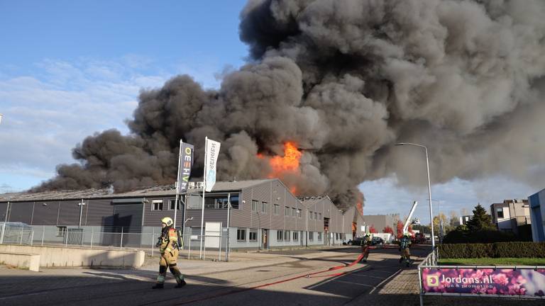 De brandweer laat het pand in Beugen gecontroleerd uitbranden (Foto: Marco van den Broek/SQ Vision).