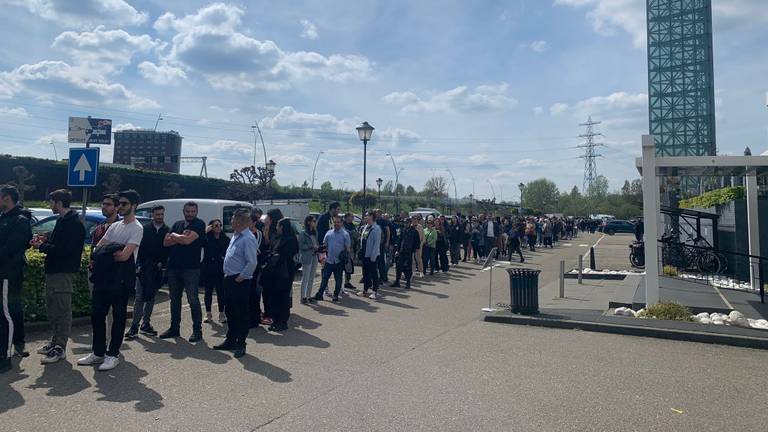De lange rij voor het stembureau in Eindhoven (foto: Carlijn Kösters)