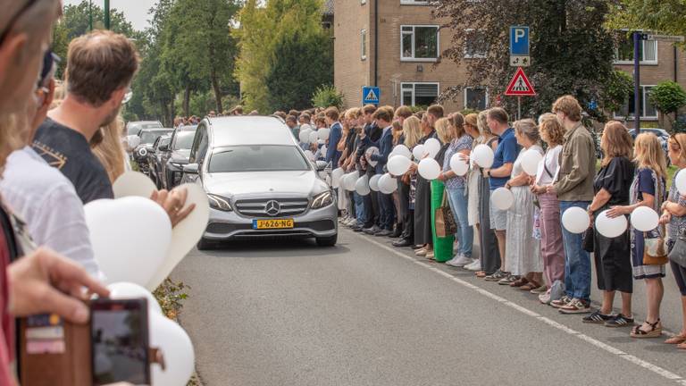 De lijkstoet reed door de woonomgeving van Simo (foto: Caspar Huurdeman Fotografie).