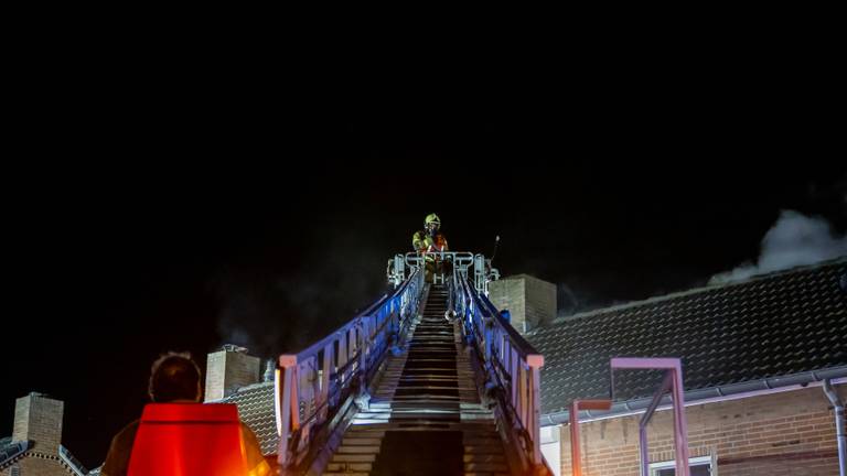 De brandweer zette een ladderwagen in om de brand in Helvoirt te bestrijden (foto: Iwan van Dun/SQ Vision).