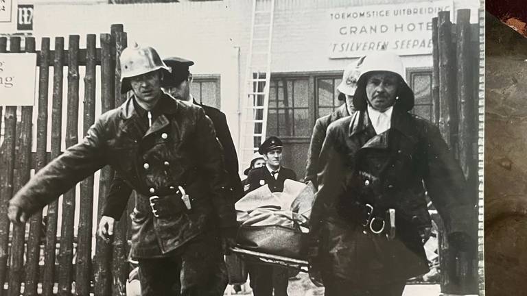Gewonden en overledenen werden uit het hotel gehaald (foto: collectie brandweermuseum Eindhoven)