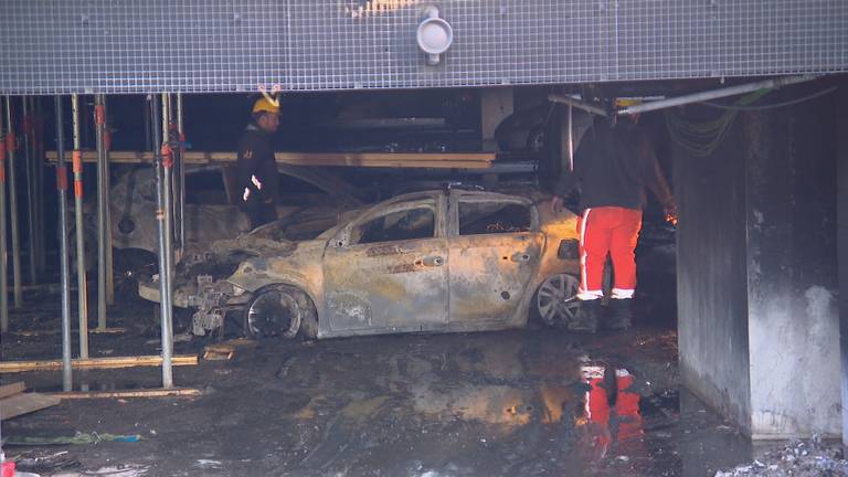 Auto's in de parkeerkelder werden verwoest (foto: Omroep Brabant).