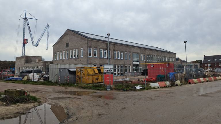 De nieuwe school in aanbouw.