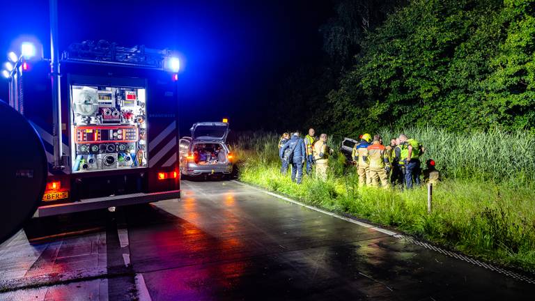 Auto rijdt sloot in, voorbijganger redt de bestuurder uit het water