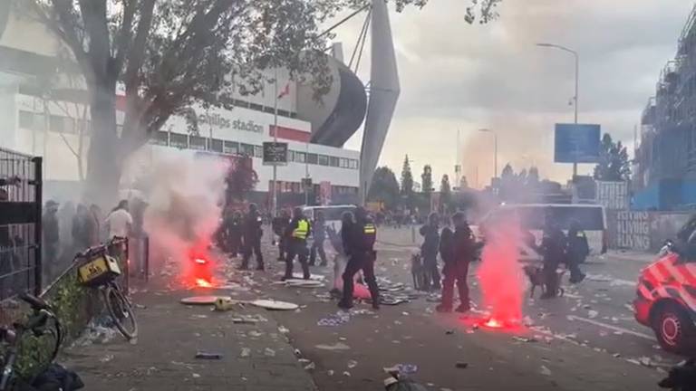 Er werd vuurwerk gegooid (foto: Omroep Brabant).