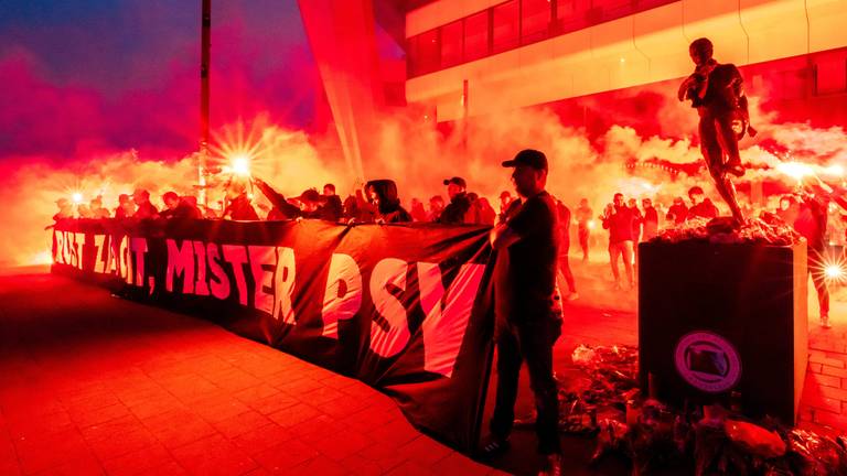 'Mister PSV' Willy van der Kuijlen geëerd met fakkels ...