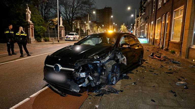 Auto crasht tegen huis, bestuurder was onder invloed van drugs en alcohol