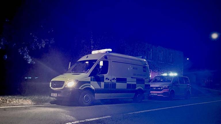 De hulpdiensten bij het verlaten huis in de Ardennen zaterdagavond. (Foto: Iwan)