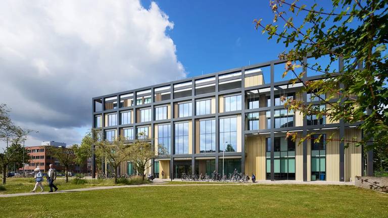 Het gemeentehuis van Helmond (foto: Google Maps).