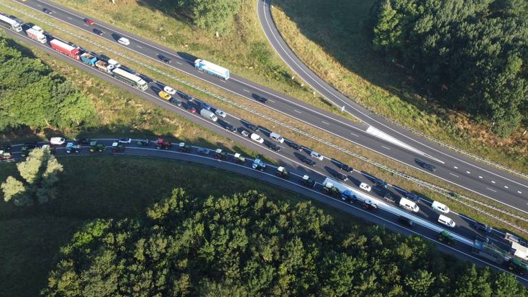 Tractoren over snelwegen naar boerenprotest: verkeerschaos en lange files