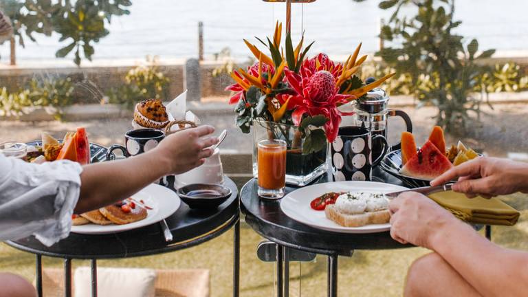 Zo komt het dat drinken op vakantie lekkerder is dan thuis - Omroep Brabant