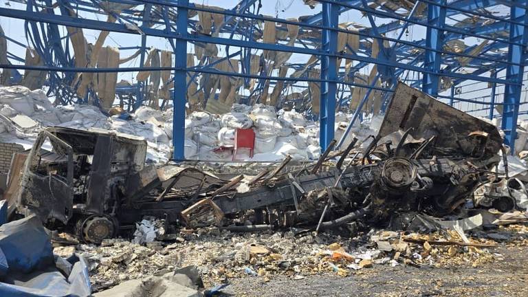 Van de vrachtwagen is niets meer over door de brand (foto: Govert Sweep).